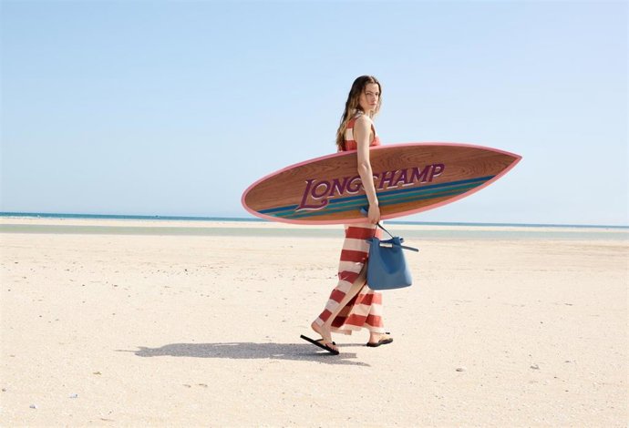 Longchamp presenta su primera tabla de surf.