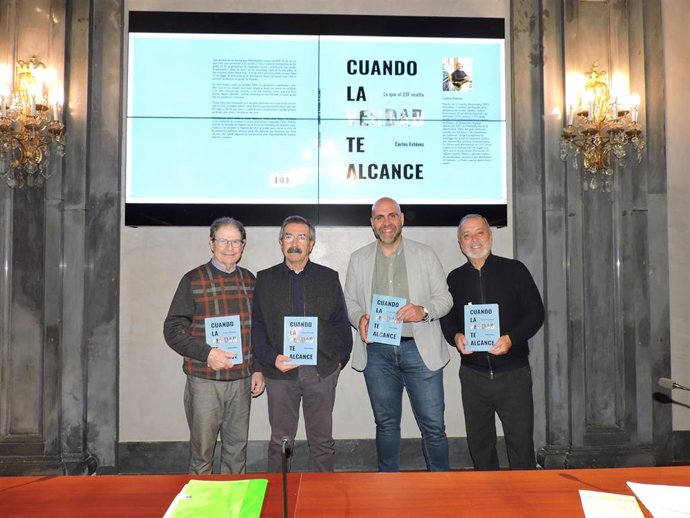 Foto de familia de la presentado en la Casa de la Provincia del libro de Carlos Estévez sobre el 23F, con el autor de la obra y el periodista Tom Martín Benítez, a la derecha de la imagen.