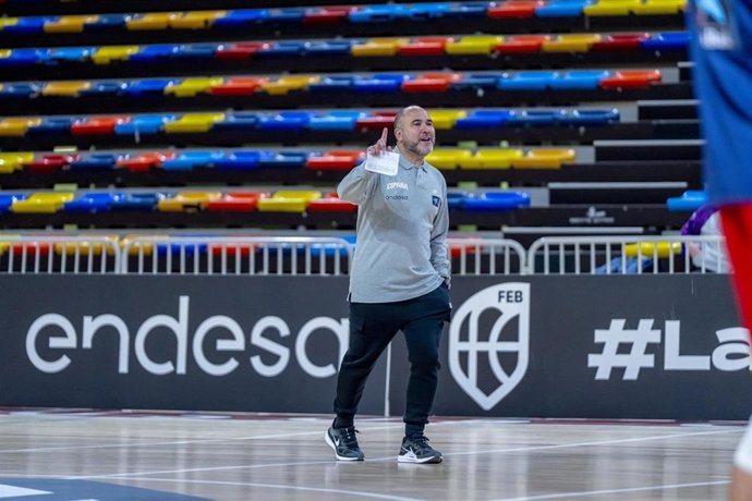 Archivo - El seleccionador nacional masculino de baloncesto Chus Mateo durante un entrenamiento