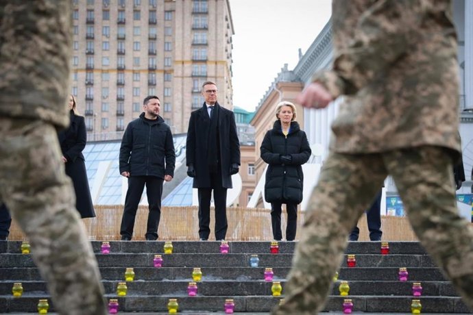 El presidente de Ucrania, Volodimir Zelenski, junto al presidente de Finlandia, Alexander Stubb, y la presidenta de la Comisión Europea, Ursula von der Leyen, en la conmemoración del cuarto aniversario de la invasión rusa en Kiev.