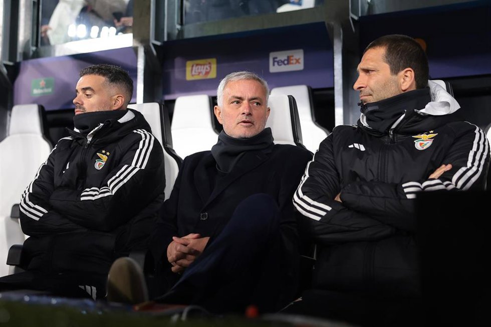 Archivo - El entrenador del Benfica, José Mourinho, junto a su ayudante Joao Tralhao (derecha), ante la Juventus. 