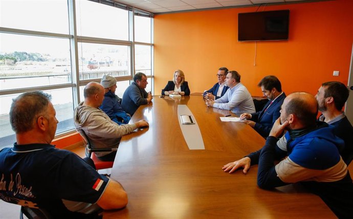 La consejera de Pesca, María Jesús Susinos, se reúne con la Cofradía Nuestra Señora del Puerto de Santoña