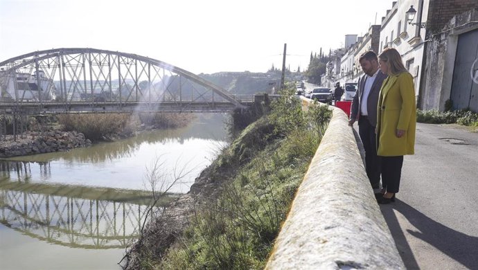 La presidenta de la Diputacioón con el alcalde de Arcos inspeccionando los desperfectos de las borrascas con el puente de San Miguel al fondo.