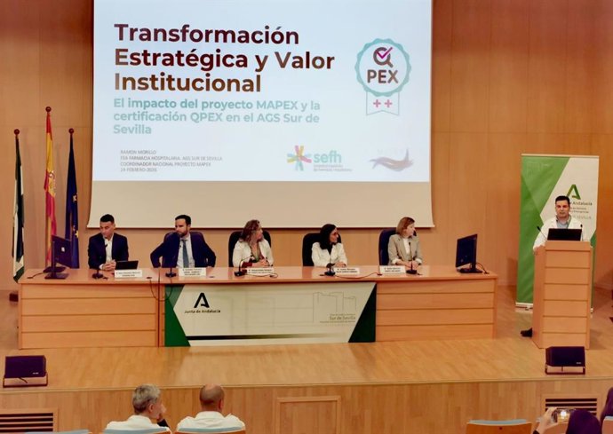 Acto de entrega de la recertificación con la exposición del farmacéutico Ramón Morillo, impulsor de esta norma de calidad nacional e implicado en la consecución de la distinción obtenida.