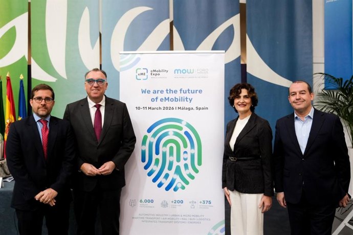 El consejero de Turismo y Andalucía Exterior, Arturo Bernal; el secretario general de Industria y Minas, José Javier Alonso Membrives; y la concejala delegada de movilidad en el Ayuntamiento de Málaga, Trinidad Hernández.