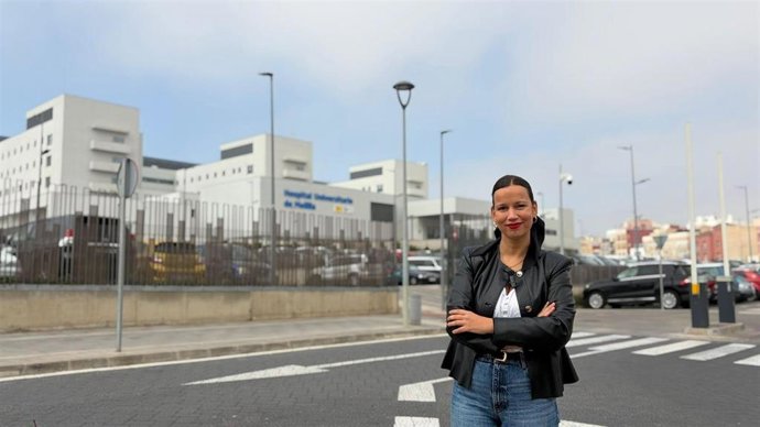 La senadora del PP Isabel Moreno ante el nuevo Hospital Universitario de Melilla