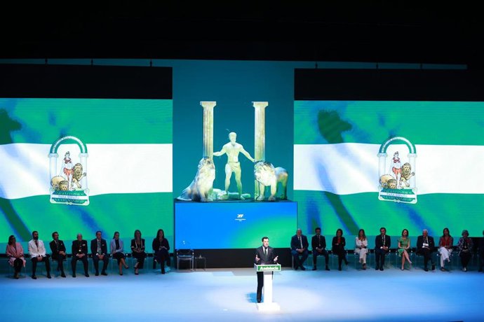 Archivo - El presidente de la Junta de Andalucía, Juanma Moreno, interviene durante el acto de entrega de las Medallas de Andalucía y Títulos de Hijo Predilecto 2025 con motivo del 28F. (Foto de archivo).