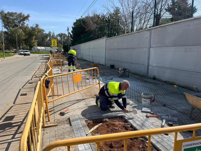 Obras de mejora de acerados en el entorno del CEIP Julio Coloma del Distrito Bellavista-La Palmera.
