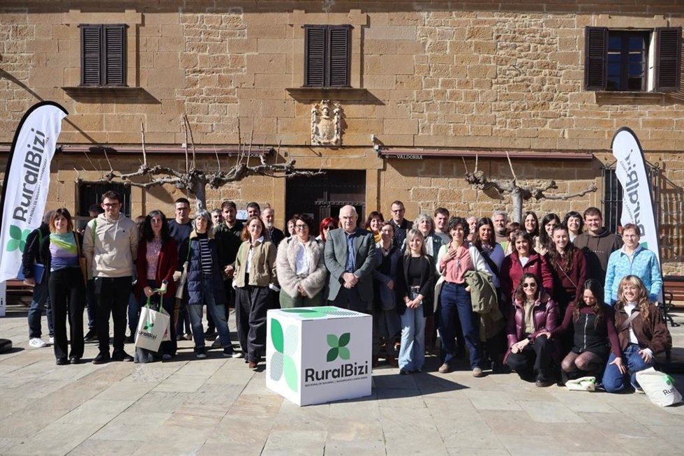 El consejero Aierdi, junto a los participantes en la presentación de la iniciativa Ruralbizi