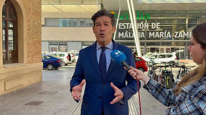 El portavoz municipal de Vox, Antonio Alcázar, atiende a los medios