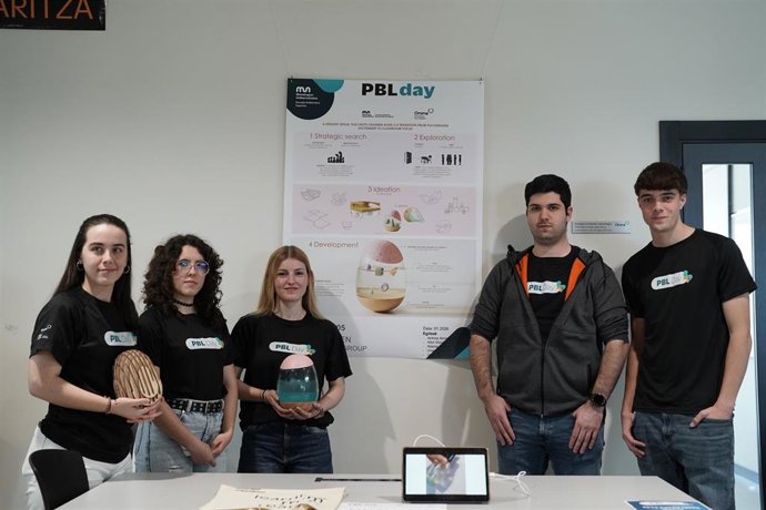 Los alumnos de tercer curso de Ingeniería en Diseño Industrial Ainhoa Alonso, Uxue Etxebeste, Aitor Iñurrita, Unax Zanguitu, Alazne Guerra, premiados por el proyecto EGGZEN