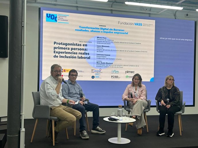 Un momento de la presentación de los resultados de la formación a 51 personas con discapacidad en competencias digitales de la Universitat Oberta de Catalunya (UOC) y la Fundación VASS este martes en Barcelona.