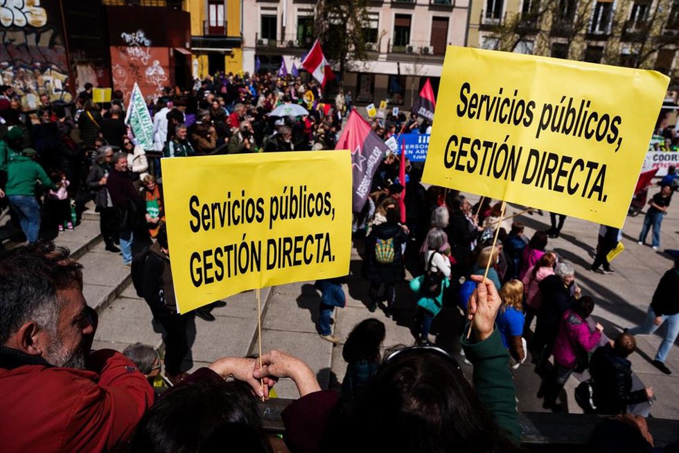 Archivo - Varias personas con carteles durante una manifestación en defensa de los servicios públicos, a 23 de marzo de 2025, en Madrid (España). La manifestación está convocada bajo el lema Sevicios 100% Públicos de Gestión Directa por Tsunami por lo
