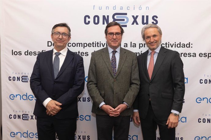 (i-d): El presidente de la CEV, Vicente Lafuente, el presidente de la CEOE, Antonio Garamendi, y el presidente de Fundación Conexus, Manuel Broseta.
