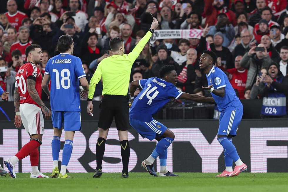 Vinícius Junior ve la tarjeta amarilla en el Benfica-Real Madrid de la ida del 'playoff' de la Liga de Campeones 25-26