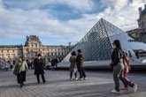 Foto: Dimite la directora del Museo del Louvre cuatro meses después del robo de joyas