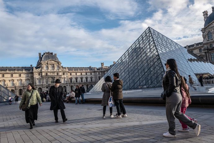 Archivo - November 2, 2025, Saint Ouen, Paris, France: The Louvre Museum in Paris is open to the public, but the Apollo Gallery remains closed after several French crown jewels were stolen in early October in Paris, France.