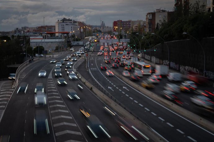 Archivo - Tráfico de entrada a la ciudad de Barcelona por la Avenida de Meridiana, desde el Puente de Sarajevo, a 12 de diciembre de 2024, en Barcelona, Catalunya (España).
