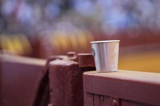 Archivo - Detalle de un vaso de lata durante el segundo festejo de la San Miguel en la Real Maestranza de Caballería, a 27 de septiembre de 2025 en Sevilla (Andalucía, España). 