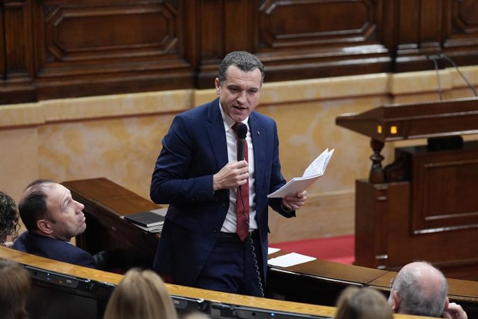 El conseller de Agricultura de la Generalitat, Òscar Ordeig, interviene durante una sesión de control, en el Parlament de Catalunya, a 28 de enero de 2026, en Barcelona, Catalunya (España). 
