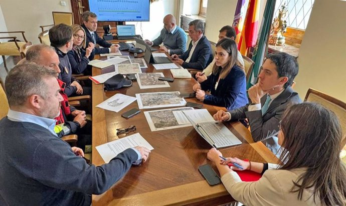 Archivo - Imagen de archivo de una reunión del Comité de Emergencias del Ayuntamiento de Jaén durante el temporal.