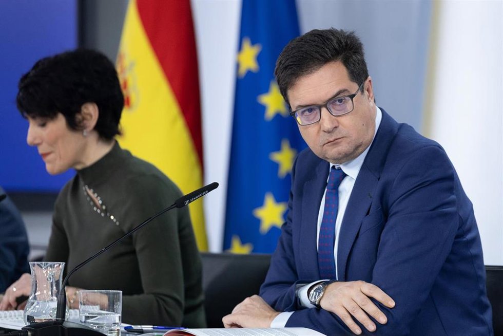 La ministra de Inclusión Seguridad Social y Migraciones, Elma Saiz, y el ministro para la Transformación Digital, Óscar López, durante una rueda de prensa tras el Consejo de Ministros, a 24 de febrero de 2026, en Madrid (España). 
