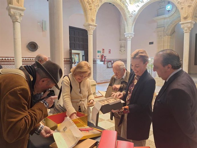 La delegada territorial de Cultura y Deporte en la provincia de Cádiz, Tania Barcelona, en la exposición 'Delirium flamenco', una muestra del artista Javier Caró visitable en el Centro Andaluz de Documentación del Flamenco de Jerez de la Frontera (Cádiz)