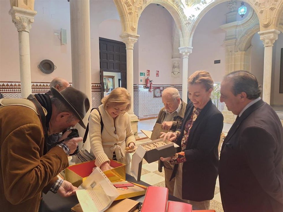 La delegada territorial de Cultura y Deporte en la provincia de Cádiz, Tania Barcelona, en la exposición 'Delirium flamenco', una muestra del artista Javier Caró visitable en el Centro Andaluz de Documentación del Flamenco de Jerez de la Frontera (Cádiz)