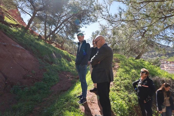 El subdelegado del Gobierno, Manuel Fernández (c), y el alcalde de Santisteban del Puerto, Javier López, observan los desprendimientos en el cerro de la Guaría.