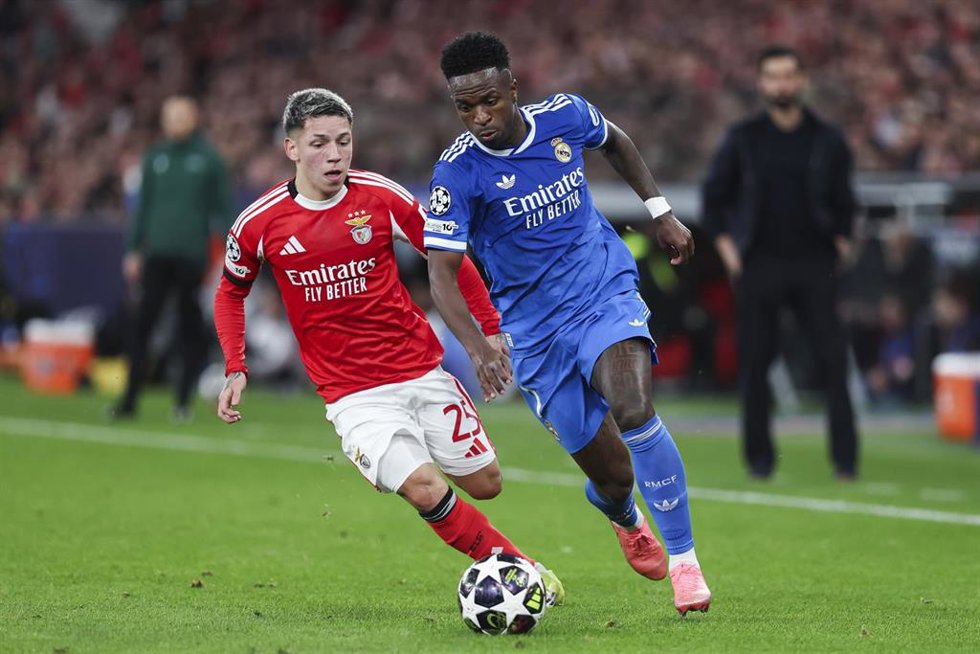 El jugador del SL Benfica Gianluca Prestianni intenta robar el balón a Vinícius Júnior (Real Madrid CF), en la Champions League 2025/26.