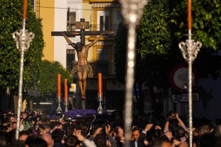 El Cristo de la Buena Muerte de la hermandad de la Hiniesta de Sevilla durante el Vía Crucis del Consejo de Hermandades de este lunes