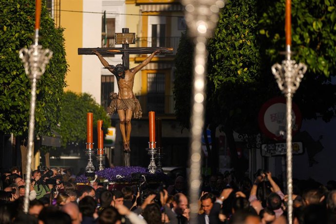 El Cristo de la Buena Muerte de la hermandad de la Hiniesta de Sevilla durante el Vía Crucis del Consejo de Hermandades de este lunes