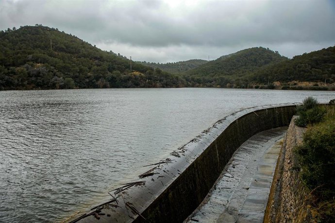 Archivo - Vista del embalse de Foix,en una imagen de archivo
