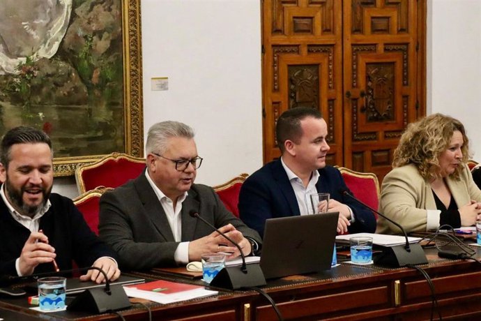 El portavoz del Grupo Socialista en la Diputación de Córdoba, Esteban Morales (segundo por la izda.), en el Pleno de la Diputación.