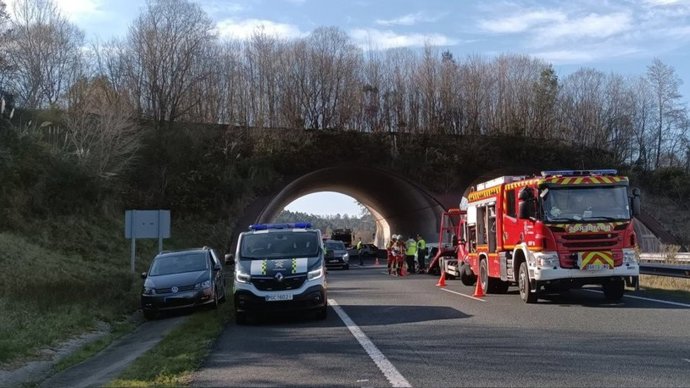 Cuatro heridos en el choque de tres vehículos en la A-8 en Valdáliga