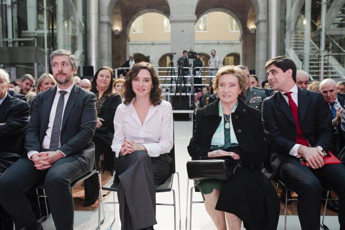 El consejero de la Presidencia de la Comunidad de Madrid, Miguel Ángel García Martín (i), y la presidenta de la Comunidad de Madrid, Isabel Díaz Ayuso (2i), durante la presentación del cortometraje Recuerdo de un hombre libre, en la Real Casa de Correos