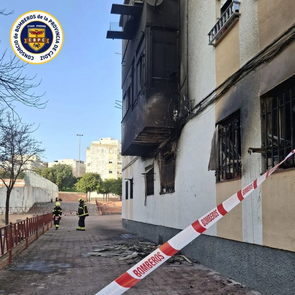 Vista exterior de la vivienda donde se ha producido un incendio con desalojados en Jerez de la Frontera (Cádiz)