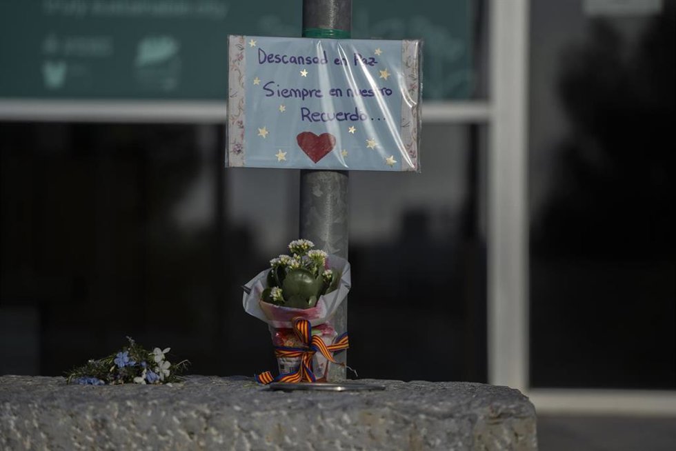 Archivo - Un cartel y un ramo de flores en honor a los fallecidos por la Dana, en el exterior de la Feria de Valencia, a 5 de noviembre de 2024, en Valencia