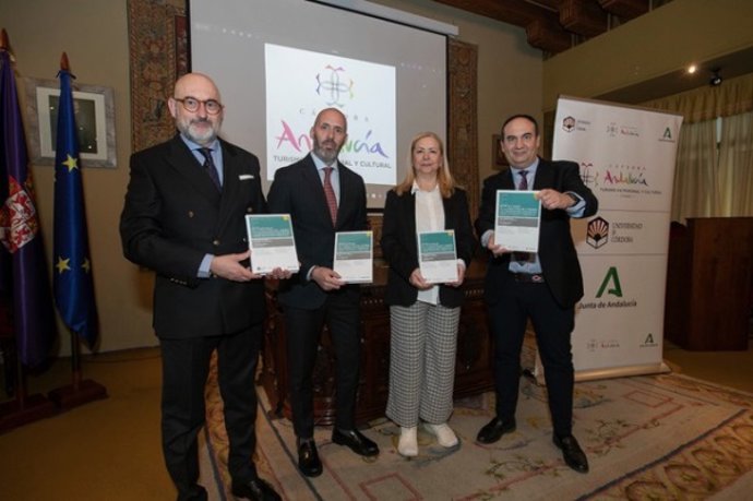 (De Izda. A Dcha.) Jose Albert, Eduardo Lucena, María Ángeles Recio Y Ricardo Hernández, Durante La Presentación De La Obra.