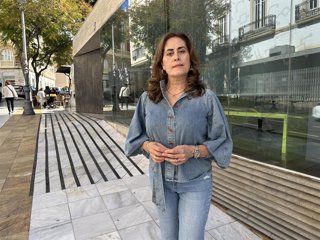 La concejala del PSOE Carmen Aguilar en la puerta de los Refugios de la Guerra Civil en Almería.