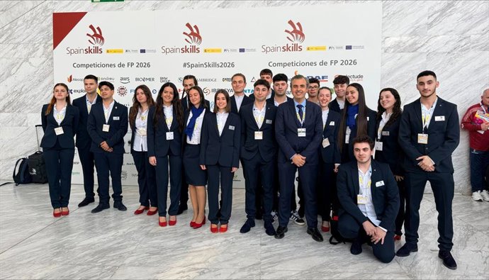 El conseller de Educación y Universidades, Antoni Vera,con los alumnos de Baleares que participarán en 'SpainSkills'.