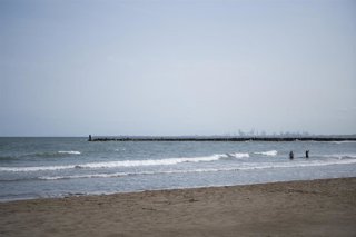 Archivo - Bañistas en la playa de Massalfassar, a 26 de agosto de 2024, en Massalfassar, Valencia