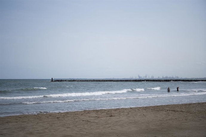 Archivo - Bañistas en la playa de Massalfassar, a 26 de agosto de 2024, en Massalfassar, Valencia