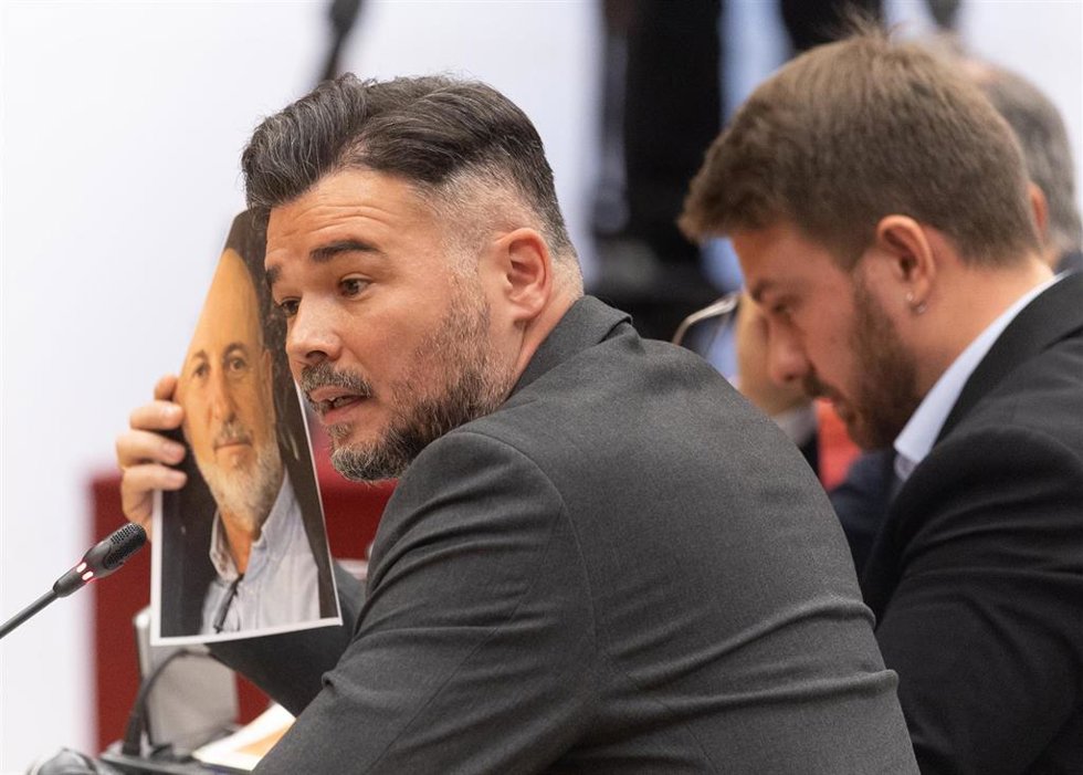 Archivo - El portavoz de ERC en el Congreso, Gabriel Rufián, cuando interrogaba a Carlos Mazón en el Congreso 