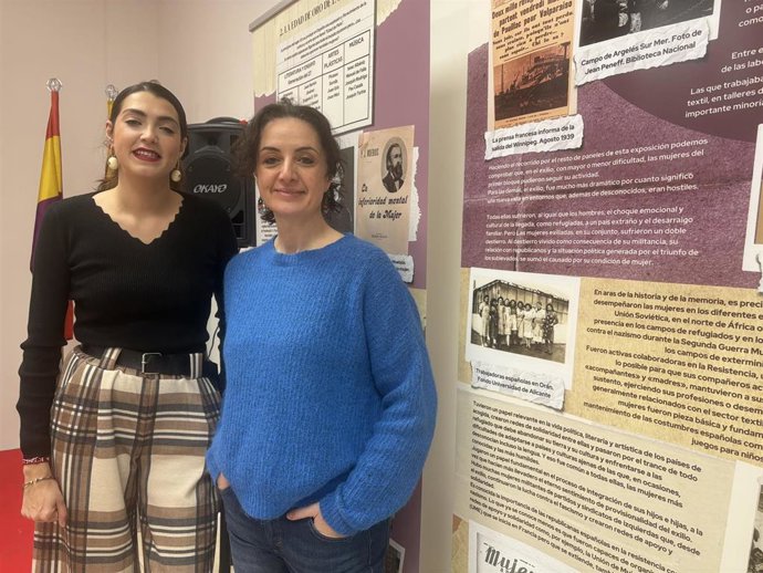 La coordinadora de IU Aragón, Marta Abengochea, y la diputada provincial de Memoria Democrática de la DPZ, Nerea Marín, visitan la exposición 'Mujeres en el exilio: Represión y olvido', de la Fundación 14 de Abril.