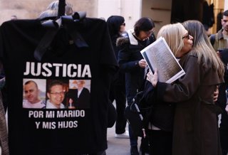 La presidenta de la Asociación de Víctimas Mortales de la DANA 29-O, Rosa Álvarez (d) durante una concentración, frente a Les Corts, a 24 de febrero de 2026, en Valencia