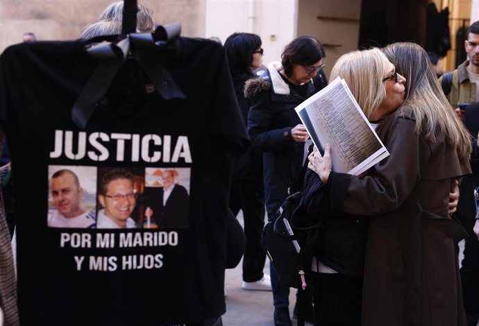 La presidenta de la Asociación de Víctimas Mortales de la DANA 29-O, Rosa Álvarez (d) durante una concentración, frente a Les Corts, a 24 de febrero de 2026, en Valencia