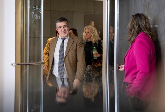 O porta-voz do PSOE no Congresso, Patxi López, durante uma coletiva de imprensa no Congresso, em 24 de fevereiro de 2026, em Madri (Espanha).