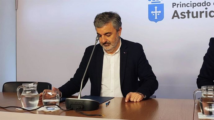 Archivo - El consejero de Movilidad, Medio Ambiente y Gestión de Emergencias, Alejandro Calvo, en rueda de prensa.