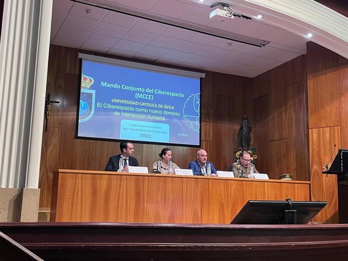 La Universidad Católica de Ávila (UCAV) ha acogido la quinta conferencia de las I Jornadas sobre experiencias multisectoriales en la gestión de crisis, bajo el título “El ciberespacio como nuevo dominio de interacción humana: análisis y retos emergentes”